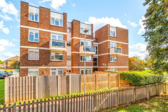 2 Bedroom Flat For Sale In Hobill Walk, Surbiton, KT5