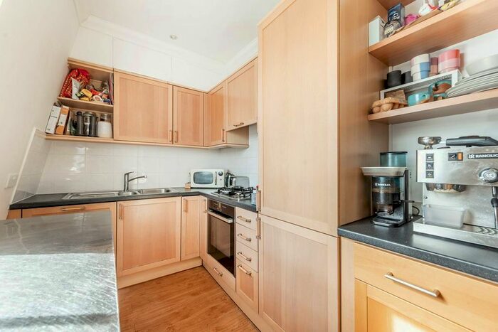 3 Bedroom Flat To Rent In St Georges Square, Pimlico, London, SW1V