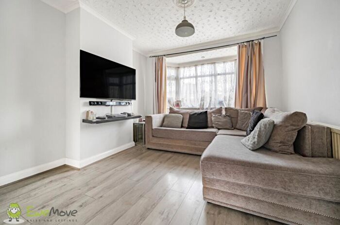 3 Bedroom Semi-Detached House For Sale In Pursley Road, London, NW7