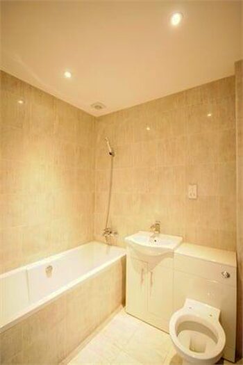 2 Bedroom Flat To Rent In Green Hundred Road, Peckham, London, SE15
