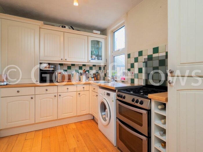3 Bedroom Maisonette To Rent In Stapleton Road, London, SW17