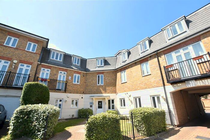 2 Bedroom Flat To Rent In Elizabeth Gardens, Isleworth, TW7