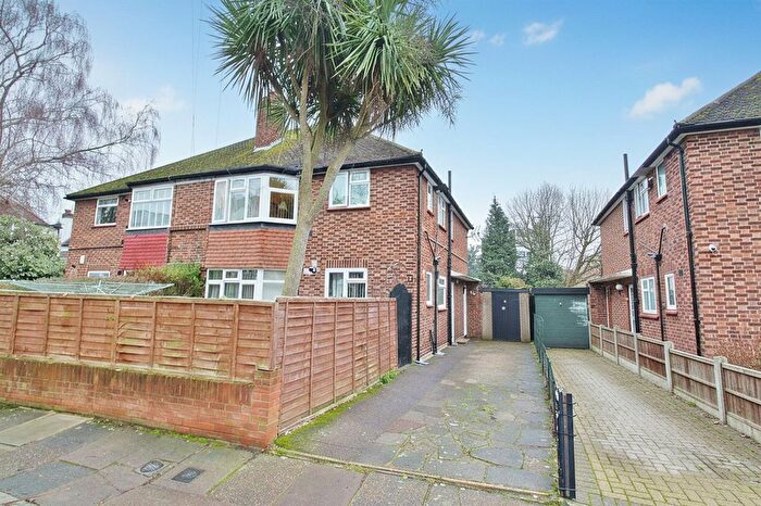 2 Bedroom Flat For Sale In Weston Gardens, Isleworth, TW7