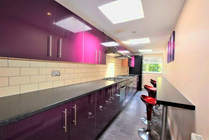 7 Bedroom Semi-Detached House To Rent In Bed Student Home - Victoria Road, CT1