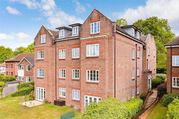 1 Bedroom Flat For Sale In Gatton Park Road, Redhill, Surrey, RH1