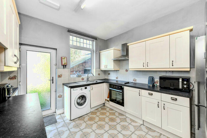 5 Bedroom Detached House To Rent In Harlaxton Drive, Lenton, Nottingham, NG7