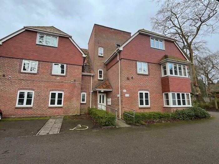 2 Bedroom Flat To Rent In Bassett Green Road, Southampton, SO16