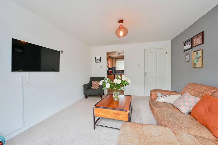 1 Bedroom Flat For Sale In Garrick Close, Hanger Hill, London, W5
