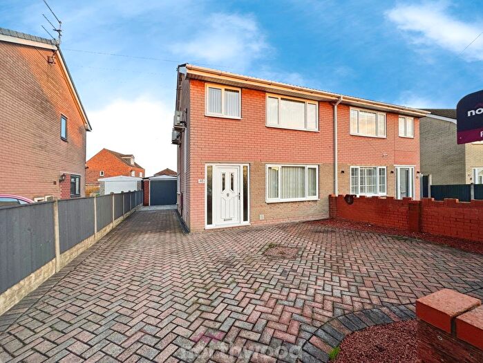3 Bedroom Semi-Detached House For Sale In St Michaels Close, Thorne, Doncaster, DN8