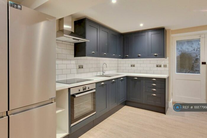 2 Bedroom Flat To Rent In Claremont Gardens, Surbiton, KT6