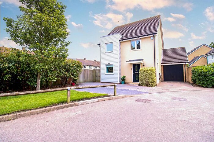 4 Bedroom Detached House For Sale In Elms Court, Westcliff-On-Sea, SS0