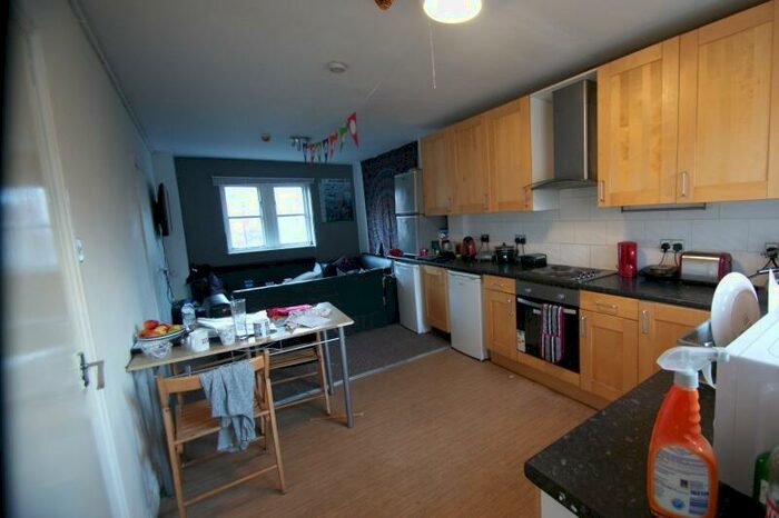 10 Bedroom Semi-Detached House To Rent In Ebberston Terrace, Hyde Park, Leeds, LS6