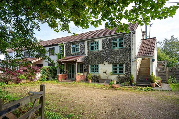 4 Bedroom Semi-Detached House For Sale In Taylor Lane, Holmpton, HU19