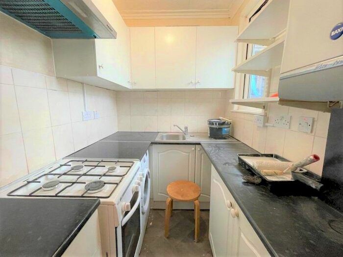 2 Bedroom Flat To Rent In Oak Tree Dell, London, NW9