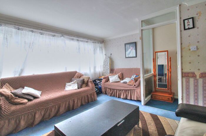 3 Bedroom Town House For Sale In Long Riding, Basildon, SS14