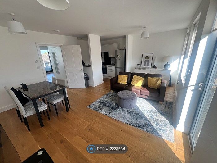 2 Bedroom Flat To Rent In The Broadway, Crawley, RH10