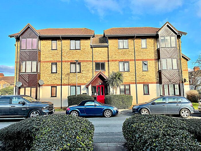 2 Bedroom Flat To Rent In Redwood Grove, Bedford, MK42