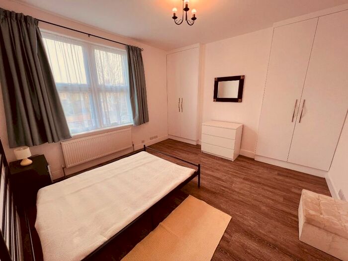 2 Bedroom Flat To Rent In Warwick Road, London, N11