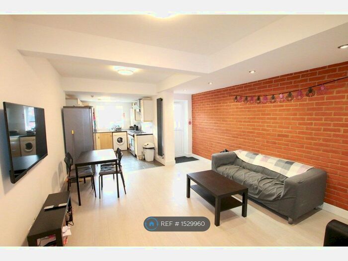 6 Bedroom Terraced House To Rent In Norris Road, Reading, RG6