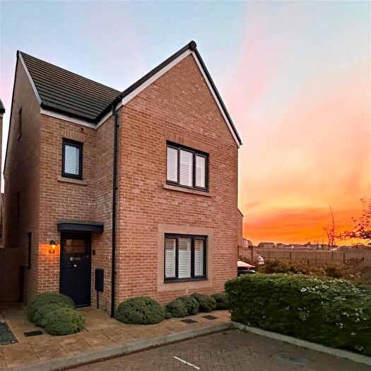 4 Bedroom Detached House For Sale In Fawcett Grove, Wick, Littlehampton, BN17