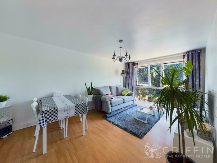 2 Bedroom Flat To Rent In Chaplaincy Gardens, Hornchurch, RM11