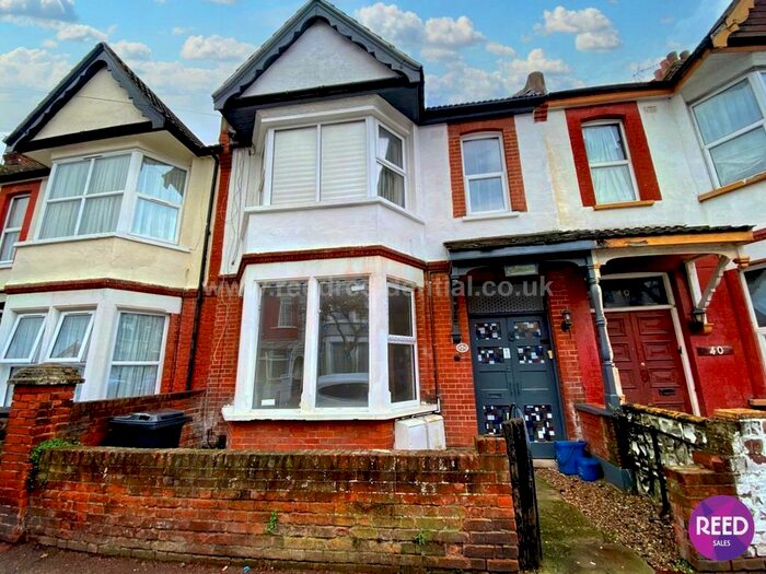 2 Bedroom Flat To Rent In Ramuz Drive, Westcliff On Sea, SS0