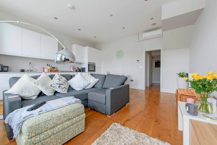 2 Bedroom Flat To Rent In East Hill, SW18
