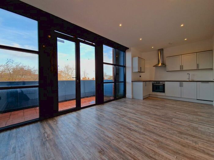 1 Bedroom Apartment To Rent In Kingsbridge Point, SN1