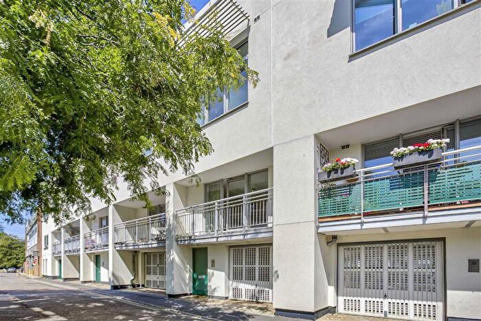 2 Bedroom Flat For Sale In Vineyard Path, Mortlake, SW14