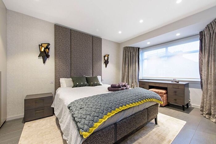 3 Bedroom Property To Rent In Pentland Close, Cricklewood, London, NW11