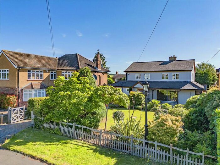 3 Bedroom Detached House For Sale In Farm End, London, Essex, E4