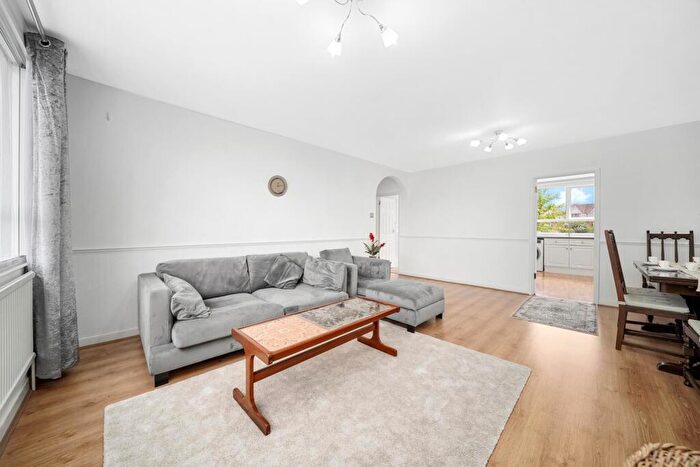 3 Bedroom Apartment To Rent In High Mount, Station Road, London, Greater London, NW4