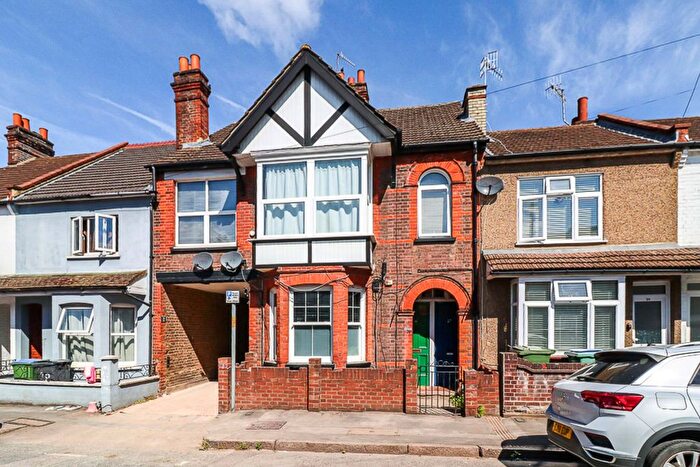 2 Bedroom Maisonette For Sale In Benskin Road, Watford, WD18