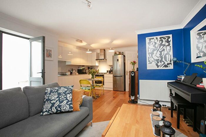 1 Bedroom Flat For Sale In Elmington Road, Camberwell, SE5
