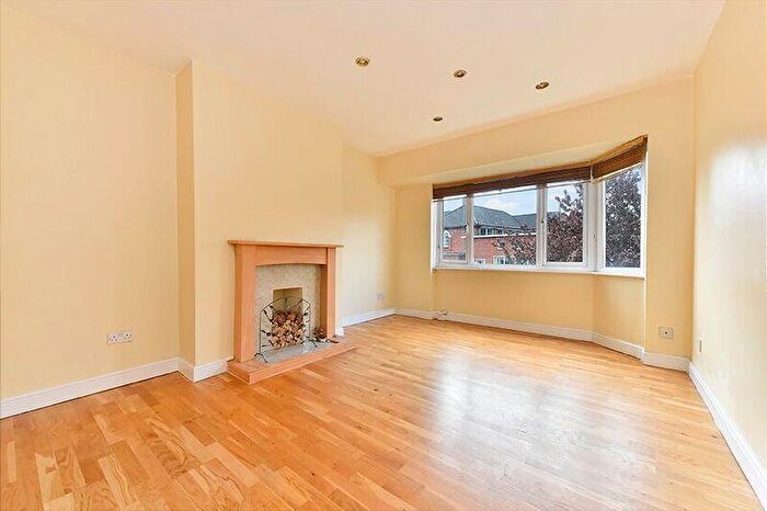 2 Bedroom Apartment To Rent In York Way, Whetstone, N20