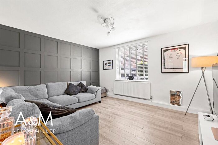 1 Bedroom Flat For Sale In Hanson Drive, Loughton, IG10