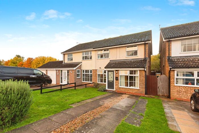 3 Bedroom Semi-Detached House For Sale In Dalesford Road, Aylesbury, HP21