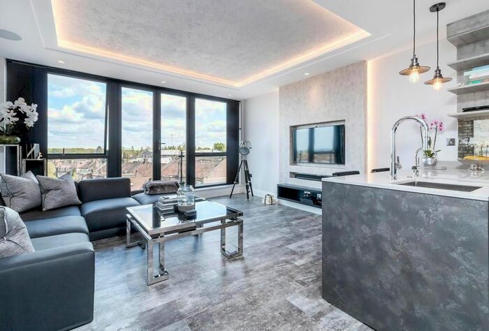 2 Bedroom Flat To Rent In Chase Road, London, N14