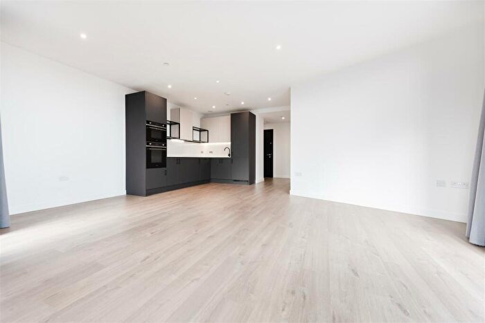 2 Bedroom Apartment To Rent In Coster Avenue, Hackney, N4