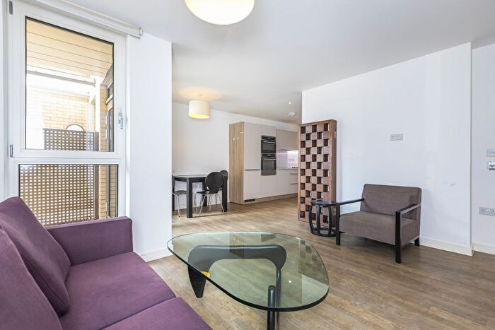 3 Bedroom Flat To Rent In Cable Walk, Greenwich, SE10