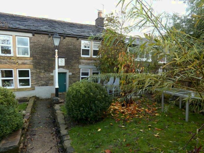 2 Bedroom Cottage To Rent In Knowls Lane, Oldham, Greater Manchester, OL4