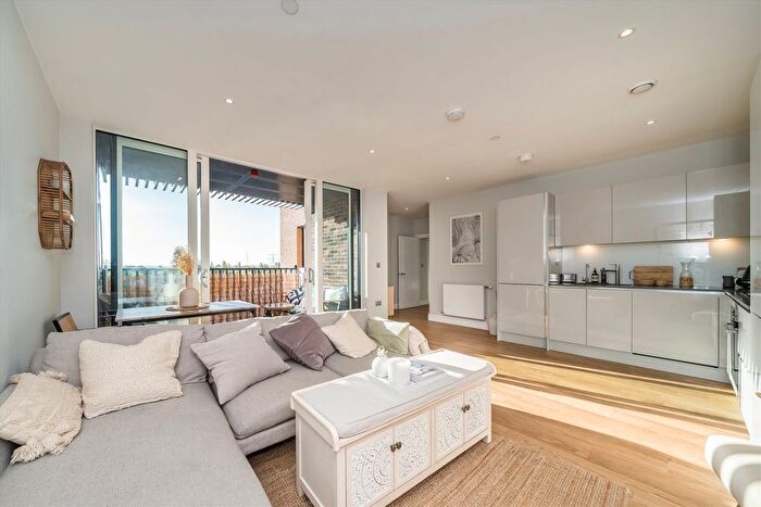 2 Bedroom Flat For Sale In Greyhound Parade, Earlsfield, London, SW17