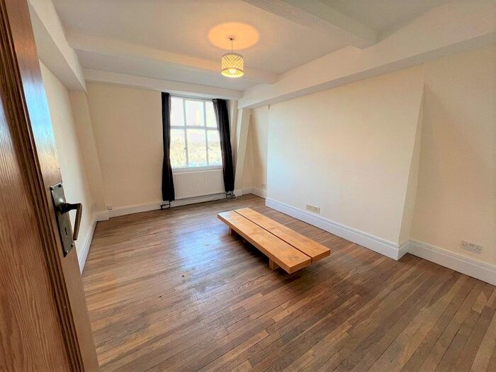 2 Bedroom Flat To Rent In Beverley Court, Wellesley Road, Chiswick, W4