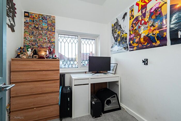 3 Bedroom End Of Terrace House For Sale In Chestnut Close, Carshalton, SM5