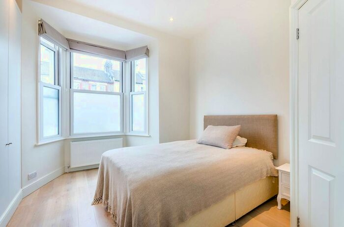 2 Bedroom Flat To Rent In Himley Road, Tooting, London, SW17