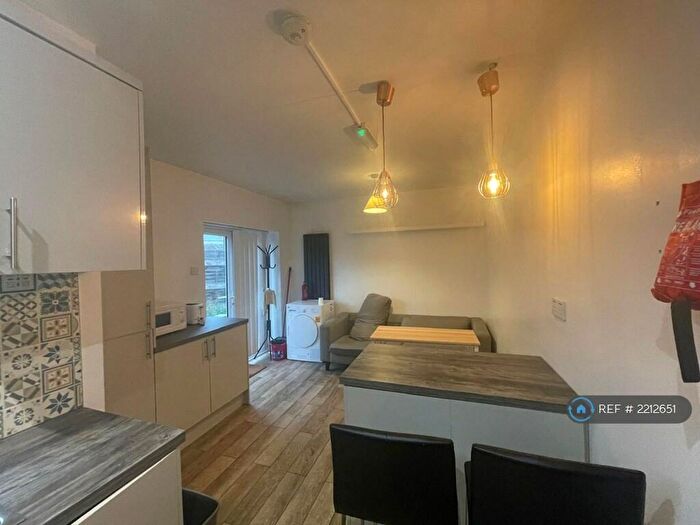 6 Bedroom End Of Terrace House To Rent In Redmans Road, London, E1