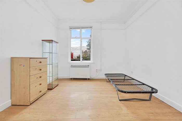 2 Bedroom Flat To Rent In Brondesbury Park, London, NW2