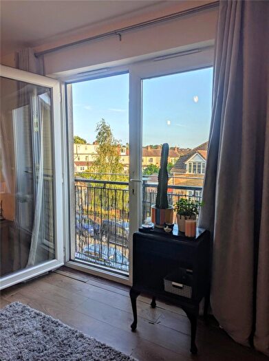 2 Bedroom Flat For Sale In Hollybrook Park, Bristol, Somerset, BS15