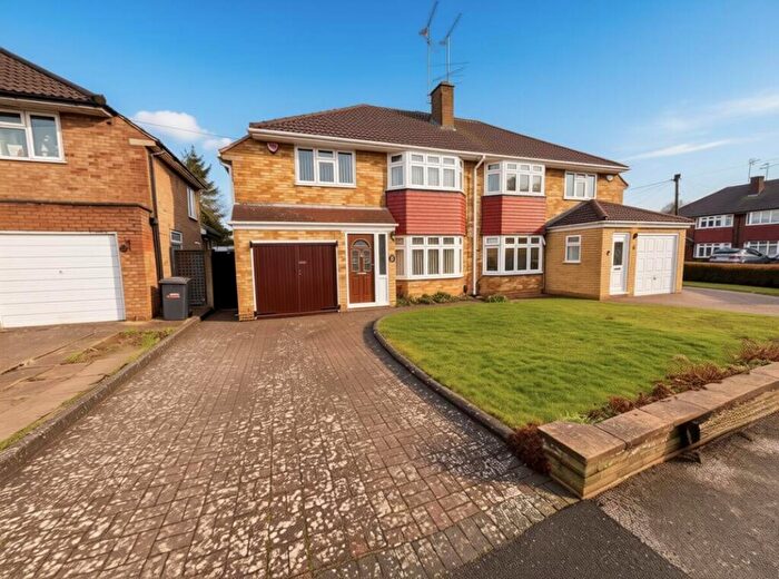 3 Bedroom Semi Detached House For Sale In Ravenbank Road, Luton, LU2