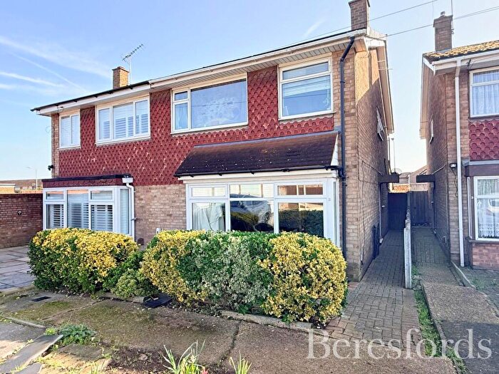 4 Bedroom Semi Detached House For Sale In Kestrel Close, Hornchurch, RM12